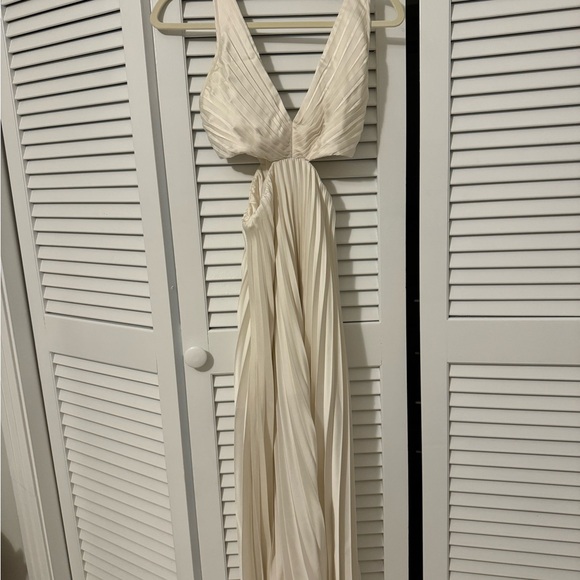 ONLY WORN ONCE. Abercrombie and Fitch XSP white dress. - Picture 2 of 4